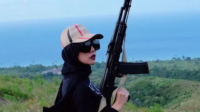 7 Gaya Bella Shofie di Puncak Gunung Latihan Menembak Ini Curi Perhatian