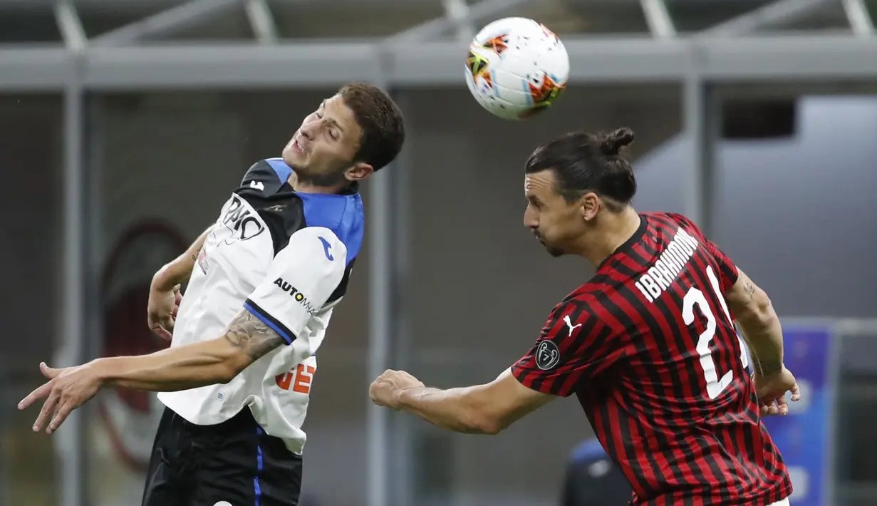 Pemain Atalanta Mattia Caldara (kiri) berebut bola udara dengan pemain AC Milan Zlatan Ibrahimovic pada pertandingan Serie A di Stadion San Siro, Milan, Italia, Jumat (24/7/2020). Pertandingan berakhir 1-1. (AP Photo/Antonio Calanni)