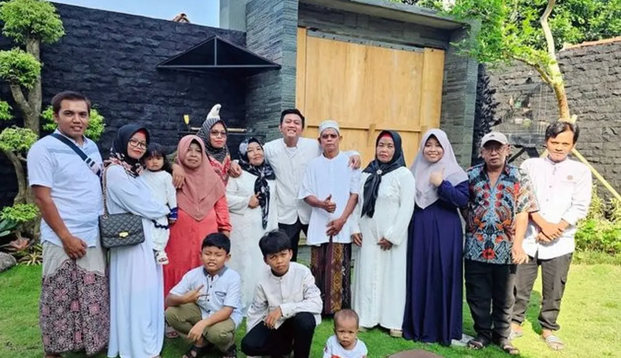 Rumah itu memiliki halaman yang luas di bagian belakang. Cocok untuk kumpul dengan keluarga. [Instagram @denny_caknan]