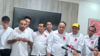 Relawan Pro Jokowi (Projo) menerima kedatangan Relawan Prabowo 08 di kantor DPP Projo, Pancoran, Jakarta, pada Kamis (6/7/2023). (Merdeka.com/ Alma Fikhasari)