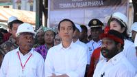 Presiden Jokowi didampingi Bupati Jayapura, Mathius Awaitouw (kiri) dan ketua LMA Papua, Lenis kogoya di Pasar Prahaa, Sentani, Papua, Sabtu (9/5/2015) (Liputan6.com/Katharina Janur)