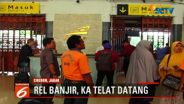 Rel Kereta Terendam Banjir, Ratusan Penumpang Menumpuk di Cirebon