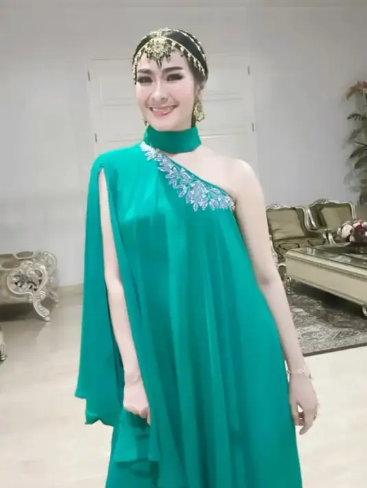 Pedangdut Iis Dahlia hadir bersama putrinya Salshadilla Juwita. Iis mengenakan blouse warna hijau tosca dan celana gharara yang senada. [Instagram/isdadahlia]