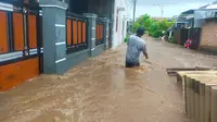Banjir dengan ketinggian selutut orang dewasa merendam permukiman warga di wilayah Perkotaan Banyuwangi (Istimewa)