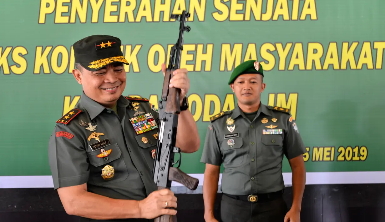 Panglima Kodam Iskandar Muda Mayjen TNI Teguh Arief Indratmoko memeriksa senjata bekas konflik di Banda Aceh, Aceh, Rabu (15/5/2019). Penyerahan senjata ini dilakukan setelah prajurit TNI melakukan pendekatan dan penggalangan kepada warga. (CHAIDEER MAHYUDDIN/AFP)