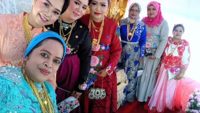 [Bintang] Pakaiannya Sih Biasa, tapi Coba Lihat Perhiasan yang Dipakai Satu Keluarga Ini