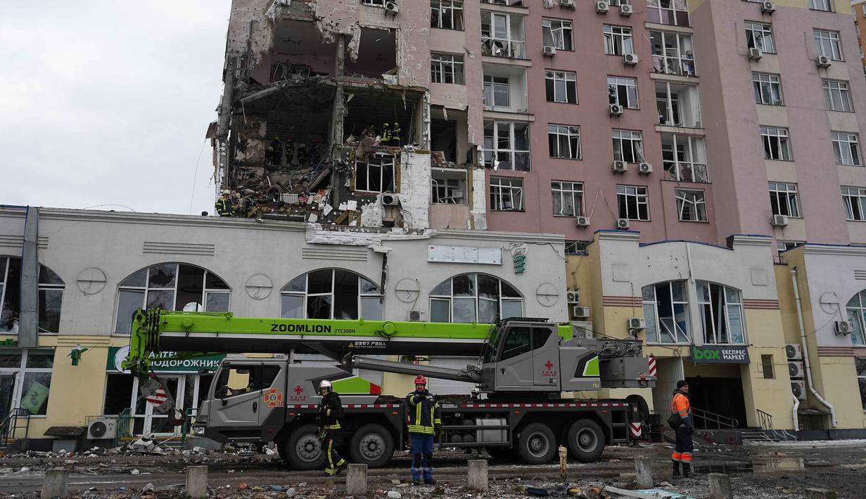 Sebelumnya, Angkatan Udara Ukraina telah mengeluarkan peringatan adanya serangan udara nasional. Rusia dilaporkan meluncurkan gelombang drone dan rudal yang menargetkan berbagai wilayah strategis, termasuk jantung pemerintahan di Kyiv. Tampak dalam foto, tim penyelamat bekerja di lokasi bangunan yang rusak akibat serangan Rusia di Kyiv, Ukraina, Sabtu, 27 Desember 2025. (AP Photo/Efrem Lukatsky)