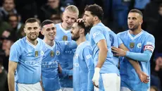 Para pemain Manchester City merayakan gol yang dicetak oleh Bernardo Silva ke gawang Newcastle United pada laga Piala FA di Stadion Etihad, Minggu (17/3/2024). City menang dua gol tanpa balas. (AFP/Darren Staples)