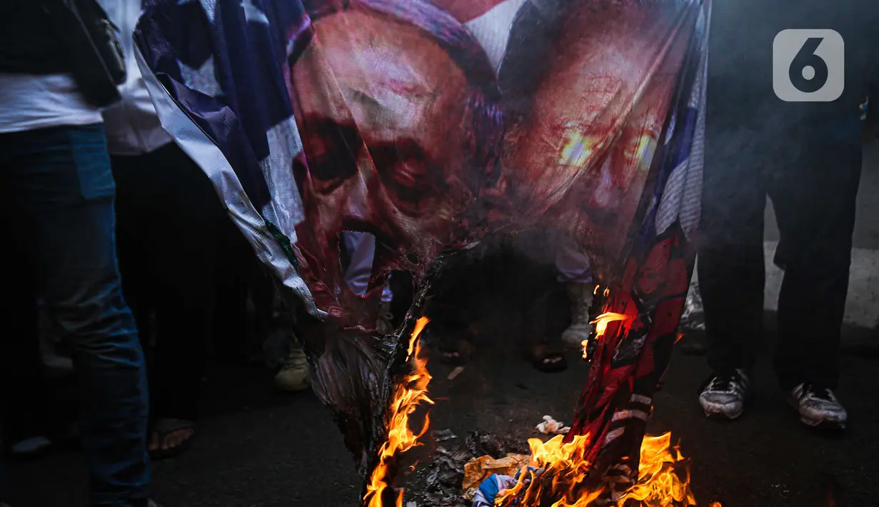Tak hanya itu, baliho bergambar Presiden AS, Joe Bidden dan Perdana Menteri Israel, Benjamin Netanyahu turut dibakar oleh massa aksi bela Palestina. (Liputan6.com/Faizal Fanani)