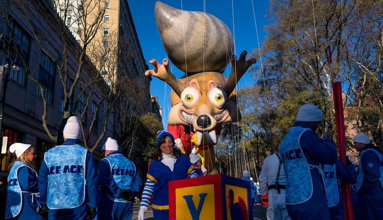 Balon raksasa Tupai Ice Age saat memeriahkan parade Hari Thanksgiving di Manhattan, New York, AS (23/11). Peringatan 'Thanksgiving' merupakan Hari Pengucapan Syukur di akhir musim panen. (AP Photo / Craig Ruttle)