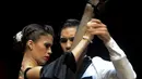 Aksi enerjik pasangan penari, Laura Zapata dan Wilmar Lopez saat menunjukkan kebolehannya pada Kejuaraan Dunia Tari Tango di Medellin, Kolombia, 18 Juni 2016. (Raul Arboleda/AFP)
