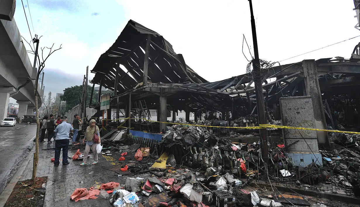 Suasana usai kebakaran melanda Pasar Blok A Kebayoran Baru, Jakarta Selatan, Rabu (6/3). Polisi masih menyelidiki penyebab kebakaran. (merdeka.com/Arie Basuki)
