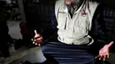 Ustad Ahmad Ischsan Maulana mengobati dua pasien yang berendam dalam bak berisi ramuan herbal di Purbalingga, Jateng, 27 Juli 2016. Terapi untuk pecandu narkoba ini dilakukan dengan merebus pasien di atas kompor yang menyala. (REUTERS/Darren Whiteside)