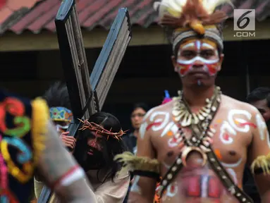 Visualisasi jalan salib di gereja ST. Fransiskus Asisi Paroki Tebet, Jakarta,Jumat (19/4).  Visualisasi tersebut diadakan untuk menambah keimanan umat Katolik yang mengikuti ibadah Jumat Agung dalam rangkaian peringatan Paskah. (merdeka.com/Imam Buhori)