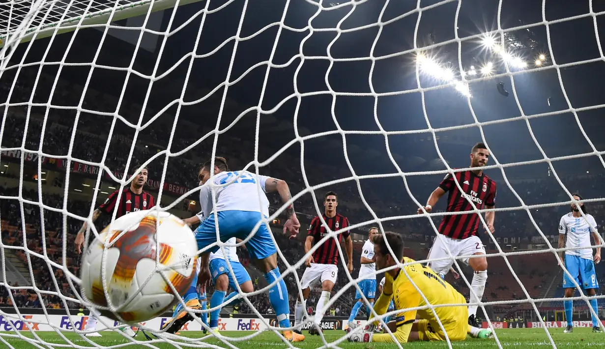Pemain AC Milan, Mateo Musacchio (kedua kanan) berhasil membobol gawang HNK Rijeka dalam laga Grup D Liga Europa di San Siro, Kamis (28/9). Satu gol Mateo Musacchio mewarnai kemenangan AC Milan 3-2. (MIGUEL MEDINA/AFP)