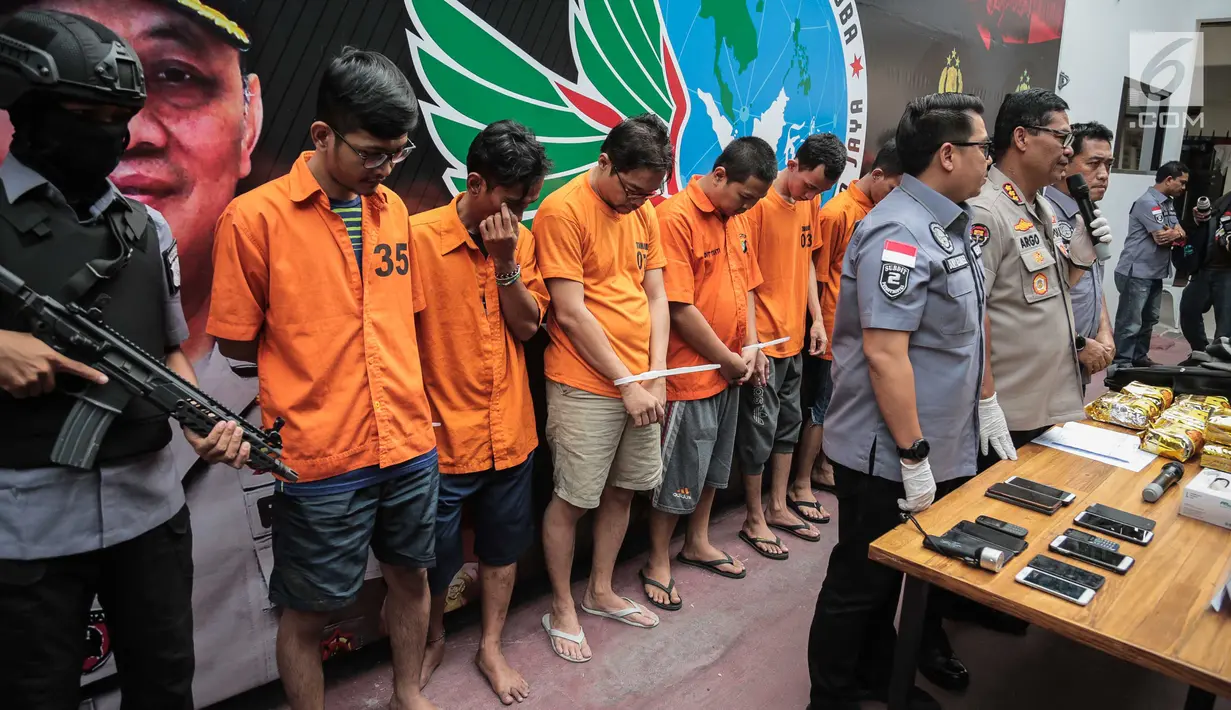 Tersangka dihadirkan saat rilis kasus narkoba jaringan Malaysia-Jakarta di Ditresnarkoba Polda Metro Jaya, Jakarta, Kamis (8/8/2019). Tersangka menyembunyikan 10 kilogram sabu dalam bungkus teh China. (Liputan6.com/Faizal Fanani)