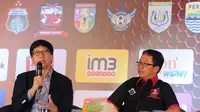Wakil Presiden Direktur Emtek Grup, Sutanto Hartono (kiri) menjawab pertanyaan saat peluncuran Torabika Soccer Championship presented by IM3 Ooredoo 2016 di Hotel Mulia, Jakarta, Senin (18/4/2016). (Liputan6.com/Helmi Fithriansyah)