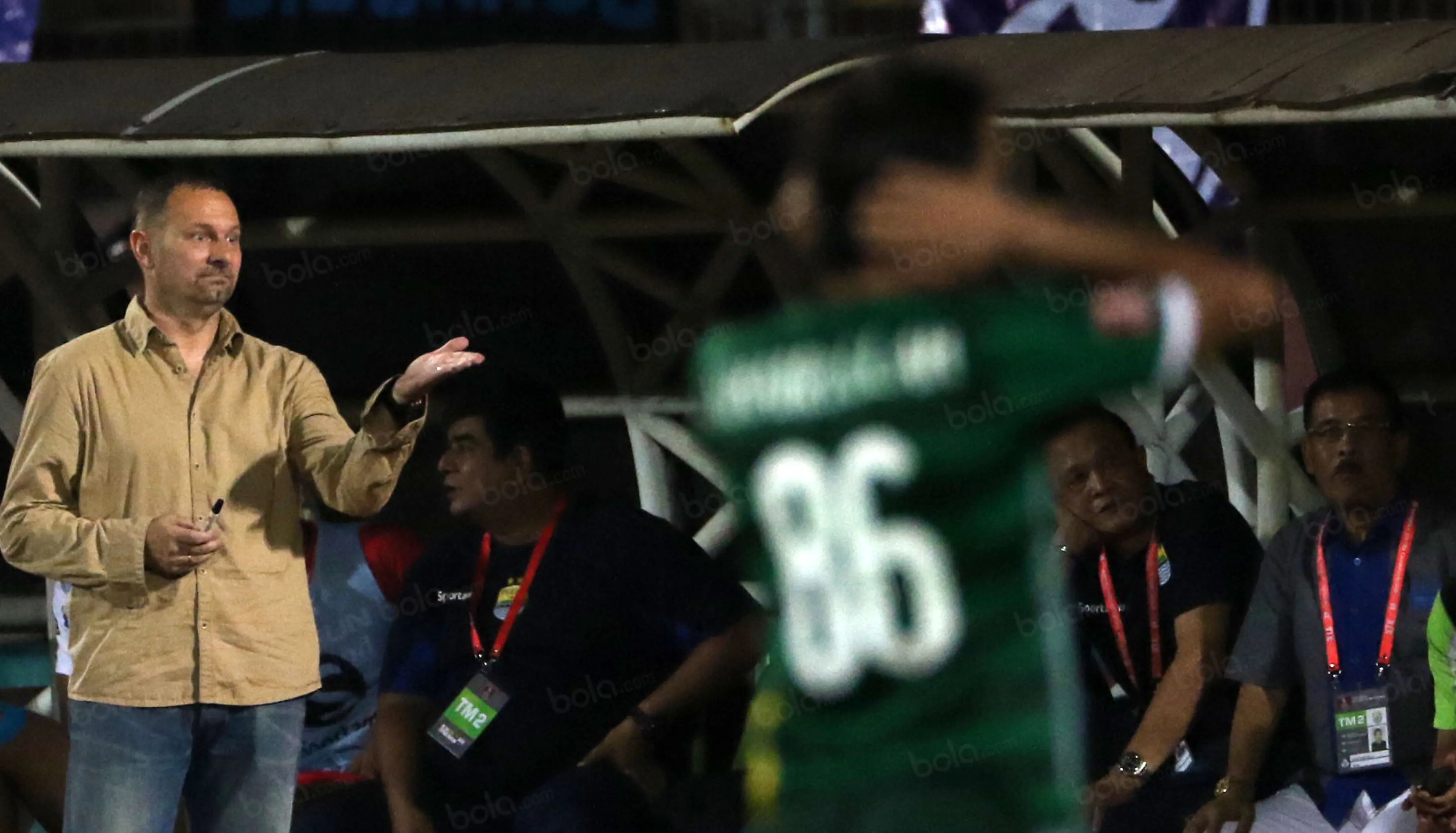 Dejan Antonic memprotes wasit saat mendampingi timnya melawan Bhayangkara Surabaya United di Stadion Gelora Delta Sidoarjo, Sabtu (11/6/2016). (Bola.com/Nicklas Hanoatubun)