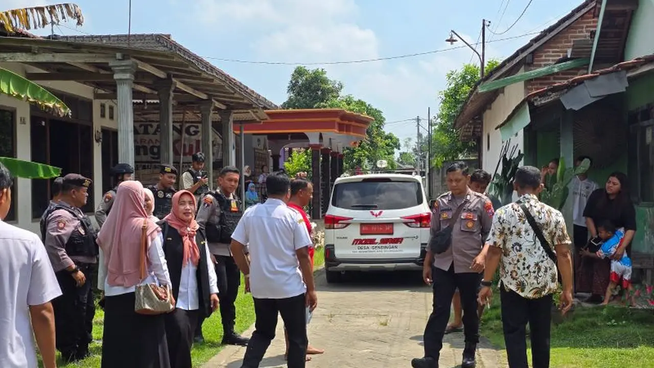 Petugas membawa pelaku pembacokan di Kedungwaru, Tulungagung untuk dirujuk ke RSJ Lawang, Malang, Rabu (1/4/2026) (Polres Tulungagung)