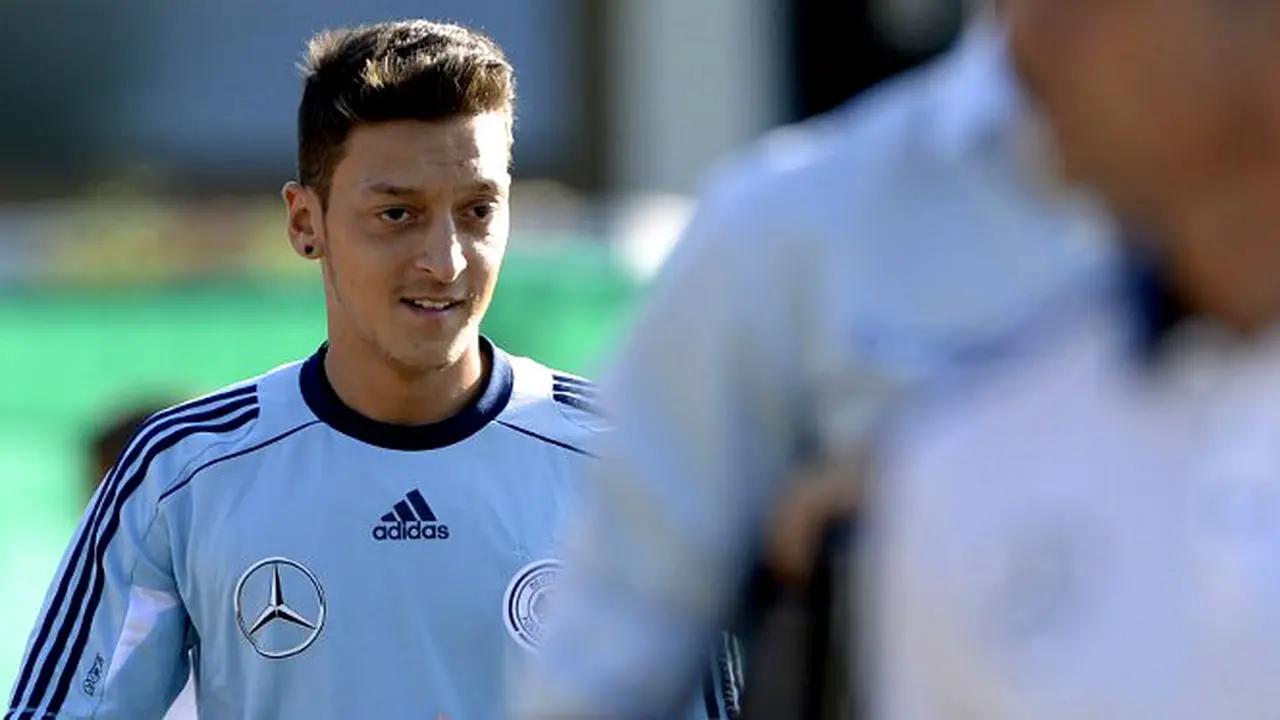 mesut-ozil-130905a.jpg