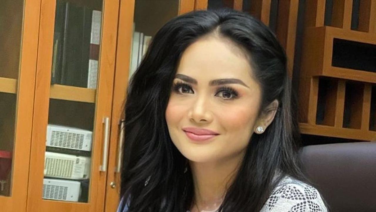 FOTO: Gaya Krisdayanti saat Menggunakan Batik, Tampil Menawan