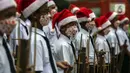 Para peserta bermain angklung saat acara Christmas in Jakarta di Bundaran Hotel Indonesia, Jakarta, Selasa (21/12/2021). Pemerintah Provinsi DKI Jakarta menggelar Christmas in Jakarta dalam rangka menyambut Natal 2021. (Liputan6.com/Johan Tallo)