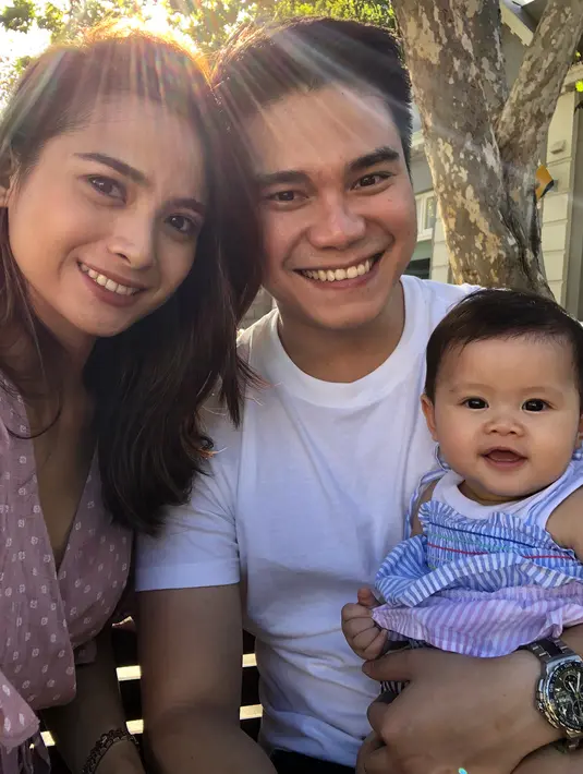 Lihat betapa bahagianya mereka, aura kebahagian seakan terpancar dari Acha Septriasa dan keluarga kecilnya. (Foto: instagram.com/septriasaacha)