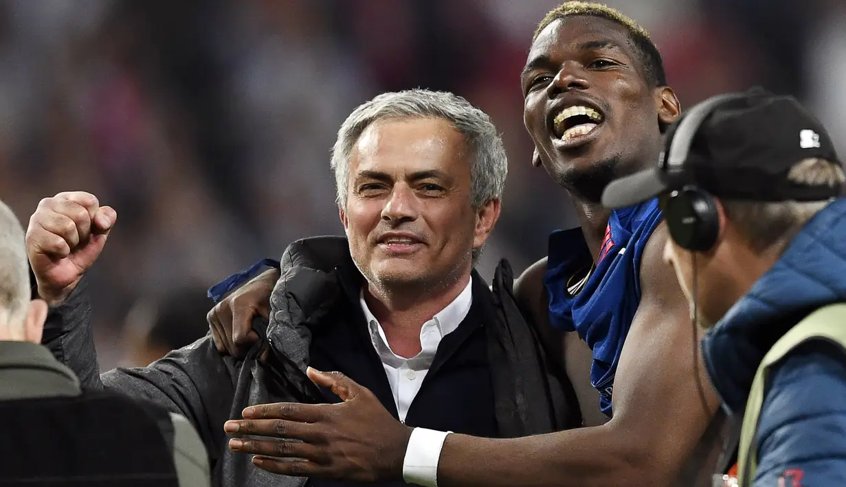 Pelatih Manchester United, Jose Mourinho, melakukan selebrasi usai menjuarai Piala Europa dengan mengalahkan Ajax Amsterdam pada final Liga Europa di Friends Arena, Stockholm, Rabu (24/05/2017). Manchester United menang 2-0.EPA/Georgi Licovski)