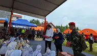 Presiden Joko Widodo atau Jokowi saat meninjau posko tanggap darurat dan pengungsian banjir lahar dingin di Lapangan Batu Taba, Kabupaten Agam, Sumatera Barat, Selasa (21/5/2024). (Liputan6.com/Lizsa Egeham)