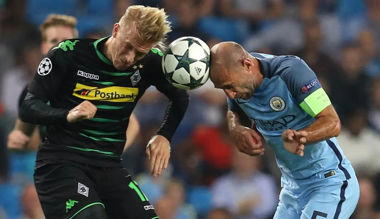 Bek Manchester City, Pablo Zabaleta, berebut bola dengan geladang Borussia M'Gladbach, Oscar Wendt. Pada laga ini City menggunakan formasi 4-1-4-1, sementara Gladbach memakai skema 3-4-1-2. (Reuters/Phil Noble)