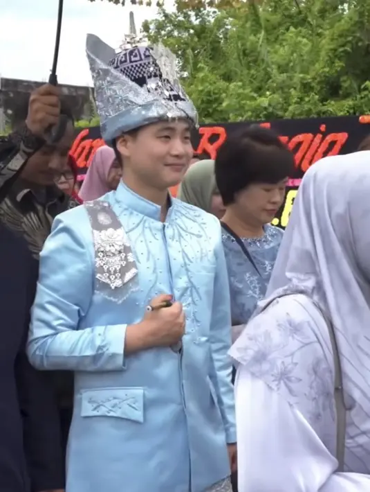 Resepsi pun digelar. Terlihat Song Hyeok mengenakan pakain adat Aceh warna biru.[Instagram/@kimgunwoooooo]