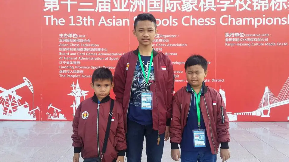 Catur Adi Sagita (di tengah) saat berada di The 13th Asian Schools Chess Championship beberapa waktu lalu. | Sumber Foto: pacitanku.com