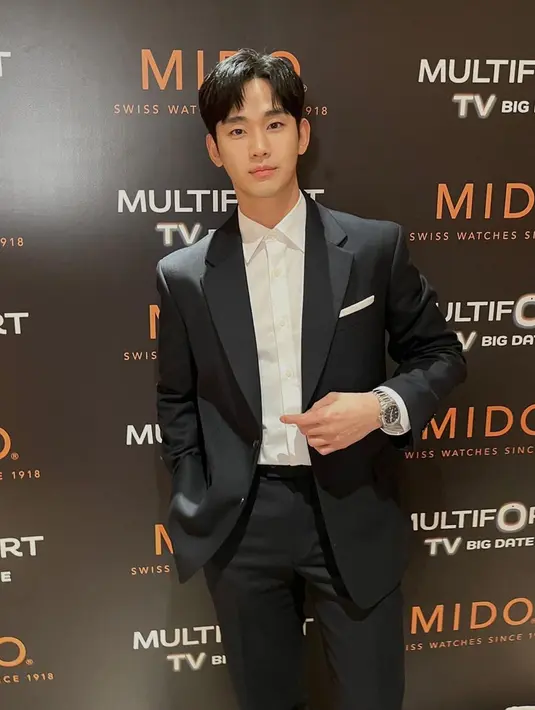 Membicarakan Kim Soo Hyun, kita tentu tak bisa melewatkan pesonanya yang mahal. Tak hanya pesona, namun Kim Soo Hyun juga merupakan salah satu aktor KorSel dengan bayaran termahal. Di sini Kim Soo Hyun bergaya gentleman dengan setelan jas dan celana panjang hitam, dipadukannya mengenakan kemeja putih polos. [Foto: Instagram/soohyun_k216]