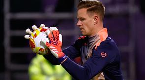 Kiper Barcelona, ​​Marc-Andre ter Stegen, melakukan pemanasan sebelum dimulainya pertandingan sepak bola Copa del Rey antara Guadalajara dan Barcelona di Guadalajara, Spanyol, Rabu (17-12-2025) dini hari WIB. (AP Photo/Rudy Garcia)