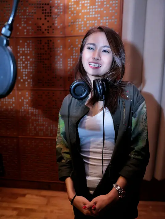 Selain di kenal sebagai pemeran, Acha Septriasa juga telah mengeluarkan beberapa album. Ia juga sering di 'todong' nyanyi dalam acara kawinan teman-temannya. (Adrian Putra/Bintang.com)