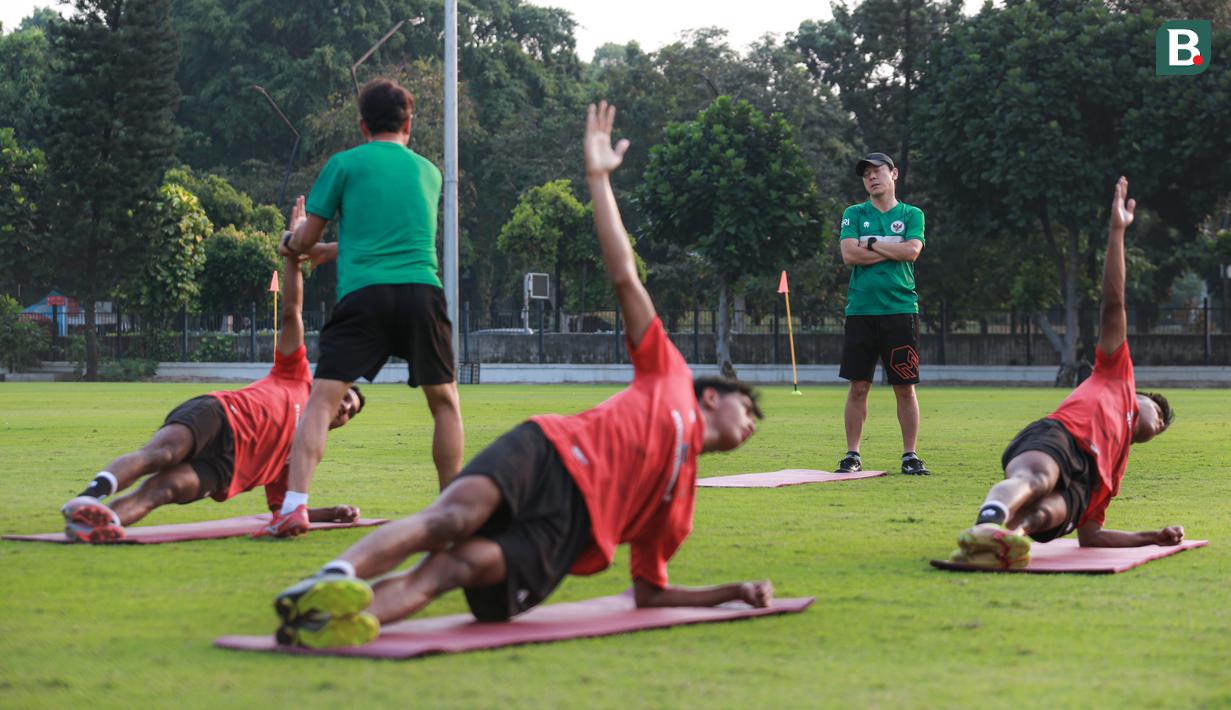 Pelatih Timnas Indonesia U-23, Shin Tae-yong memberikan arahan saat melakukan latihan perdana menjelang Piala AFF U-23 yang berlangsung di Lapangan A, Senayan, Jakarta, Kamis (10/08/2023). (Bola.com/Bagaskara Lazuardi)