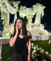Febby Rastanty tampil mengenakan long dress hitam elegan dengan model bustier lengan off shoulder sheer. Dress model heart neck dipadukan tas Chanel warna senada. [@febbyrastanty]