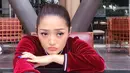 Meskipun memasang ekspresi manyun, akan tetapi pelantun tembang Bara Bere ini tetap terlihat cantik memesona. (Foto: instagram.com/sitibadriahh)