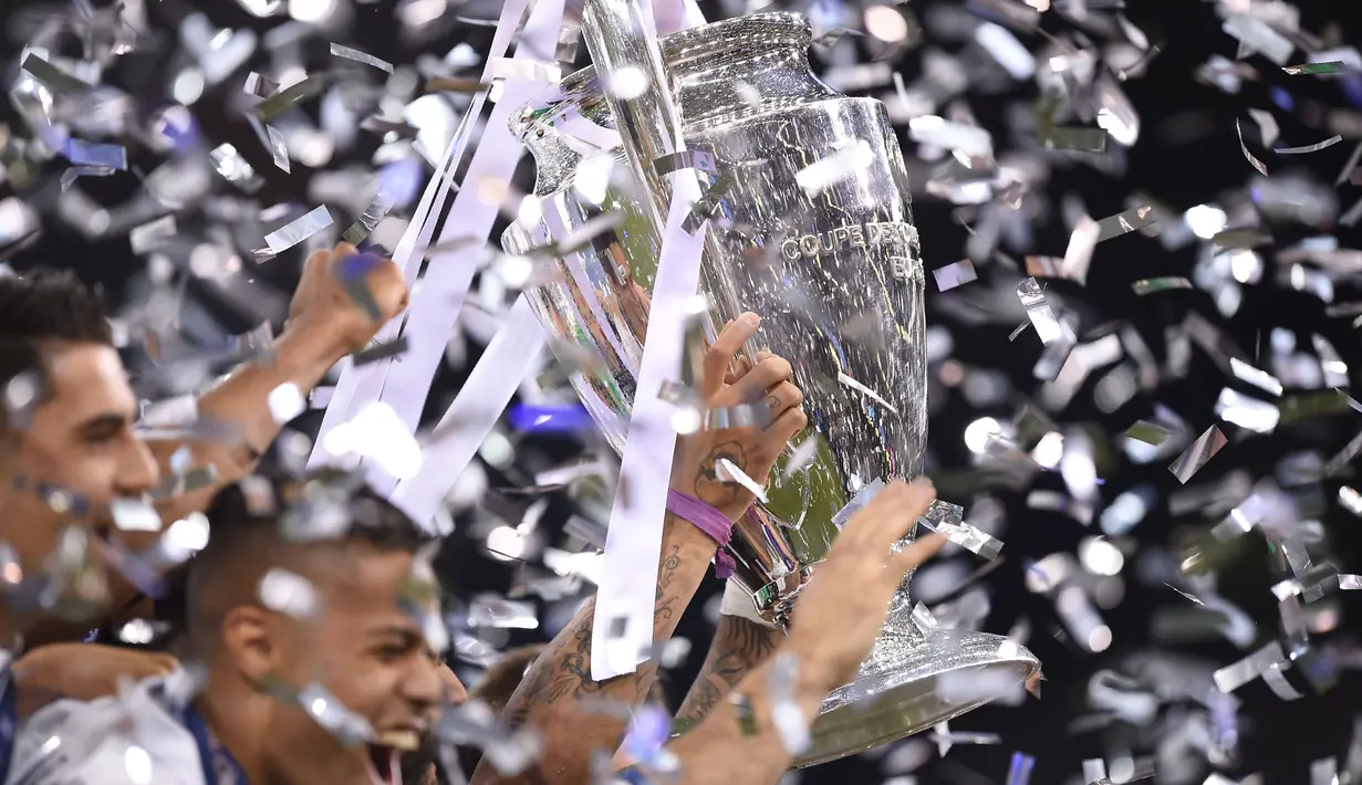 Pemain Real Madrid mengangkat trofi usai memenangkan pertandingan melawan Juventus dalam final Liga Champions di Stadion Cardiff, Wales (3/6). Real Madrid menjadi juara Liga Champions usai mengalahkan Juventus 4-1. (AFP Photo/Filippo Monteforte)