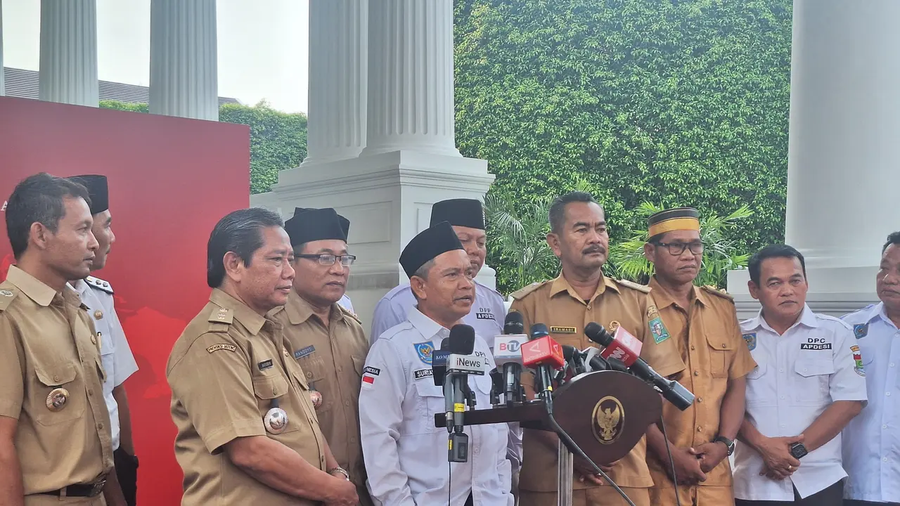 Sejumlah perwakilan kepala desa usai menemui Jokowi di Istana Kepresidenan Jakarta, Selasa (7/11/2023).