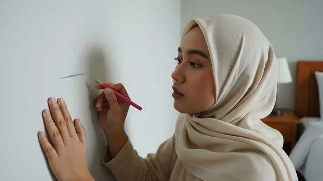 Membersihkan Dinding Rumah dari Noda Tangan Tamu