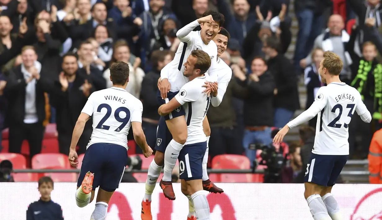 Para pemain Tottenham Hotspur merayakan gol Son Heung-Min (tengah) saat melawan Liverpool pada laga Premier League pekan ke-9 di Wembley Stadium, London, (22/10/2017). Tottenham menang 4-1. (AFP/Ben Stansall)
