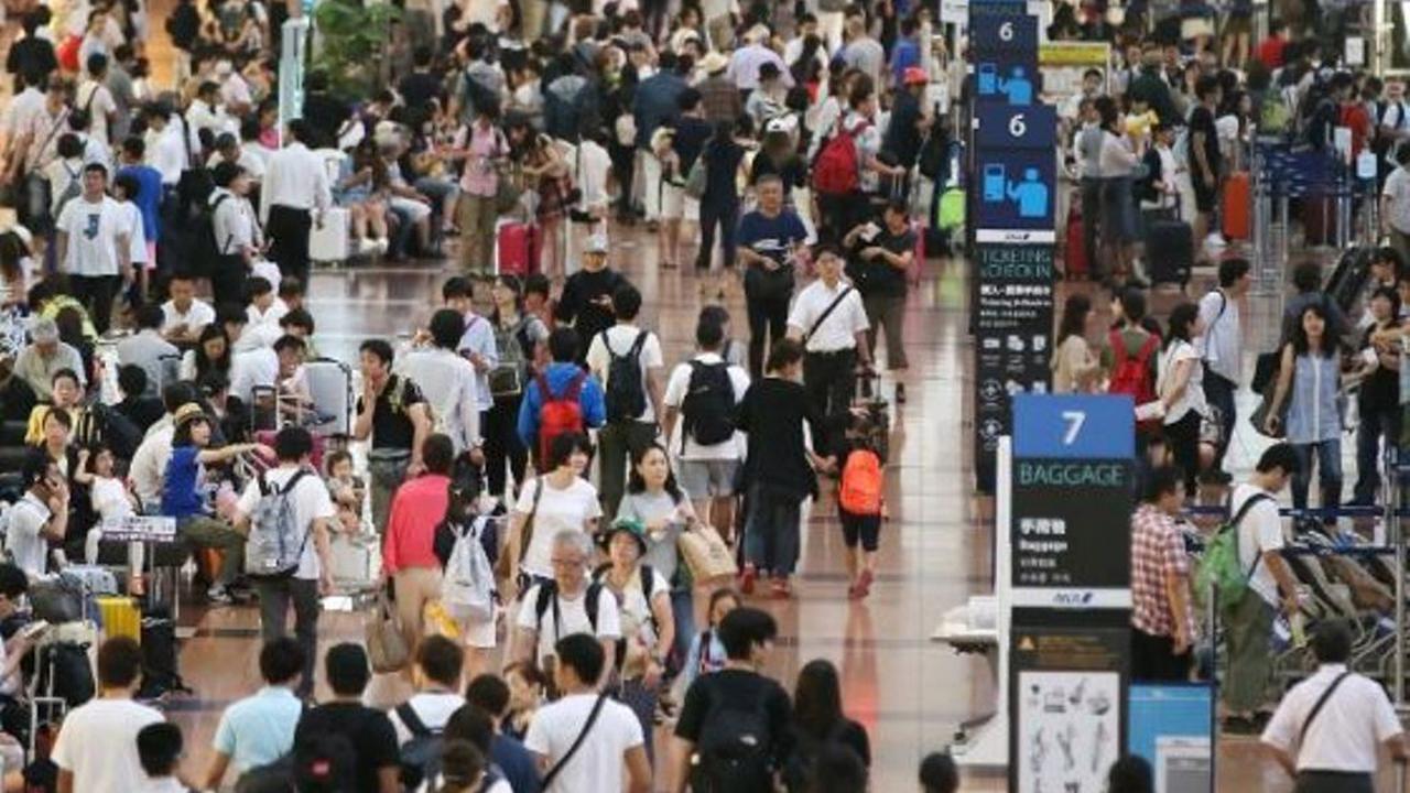 Penumpang terlantar di Bandara Haneda, Tokyo, Jepang. (AFP)