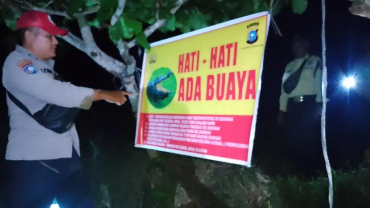 Personel Polres Rokan Hilir memasang tanda ada bahaya di sungai agar warga tidak menjadi korban.