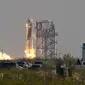 Roket New Shepard Blue Origin diluncurkan dari pelabuhan antariksa dekat Van Horn, Texas, Amerika Serikat, Selasa (20/7/2021). Roket membawa pendiri Amazon Jeff Bezos, Mark Bezos, Oliver Daemen, Wally Funk. (AP Photo/Tony Gutierrez)