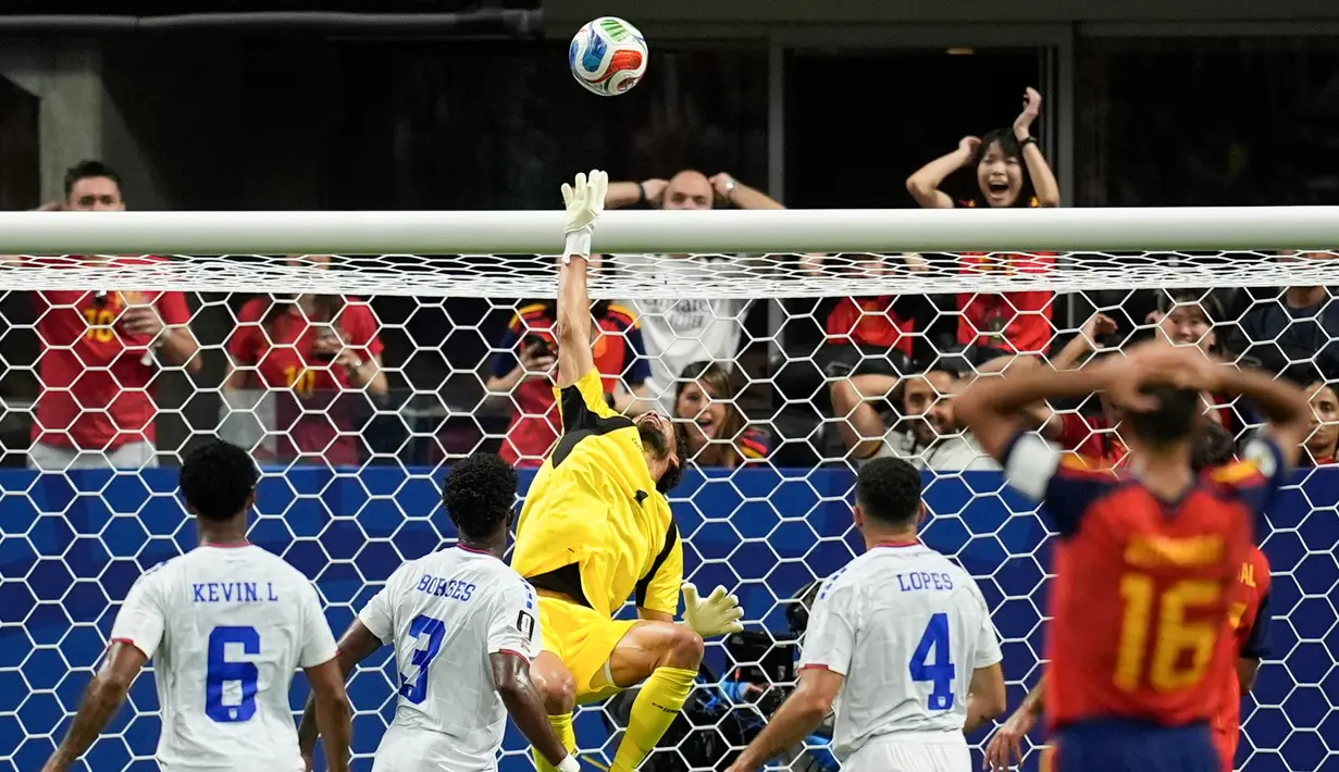 Total Vozinha melakukan tujuh save pada laga ini. Dua save yang dilakukan Vozinha bahkan sangat krusial menit ke-39. Bayangkan Timnas Spanyol punya dua kans sekaligus untuk mencetak gol tapi bisa digagalkan Vozinha. (AP Photo/Mike Stewart)