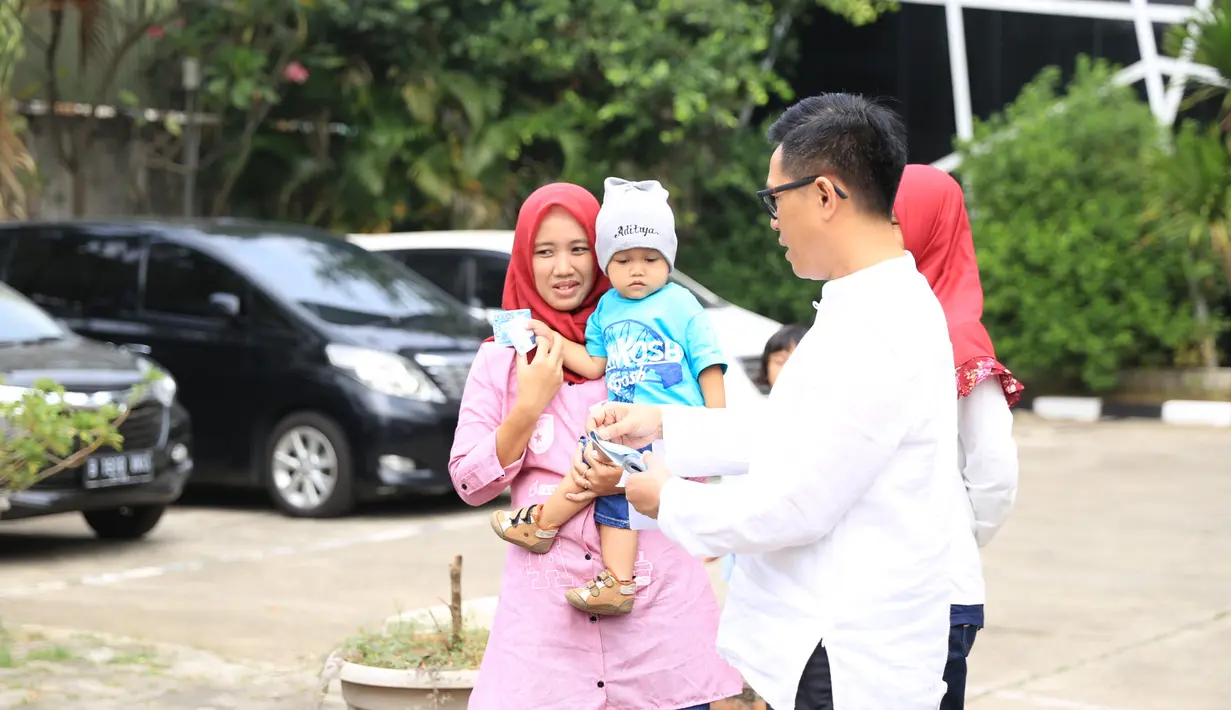 Selain atasnama Eko, Viona dan ketiga buah hatinya, kurban tersebut juga diatasnamakan kedua orangtua Viona, Mulyo Handoyo, dan Lucia binti Ishak. (Adrian Putra/Bintang.com)