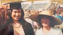 <p>Saat Widiyanti wisuda tahun 1993, ia mengenakan blazer pink dan kalung mutiara dengan toga dan jubah hitamnya. Sang ibundanya pun tampil mengenakan blazer putih dan topi coklat besarnya. [@widi.wardhana]</p>