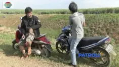 Pria ini kehilangan motor lantaran terlena melihat proses pembokaran TKP pembunuhan di Lampung Utara.