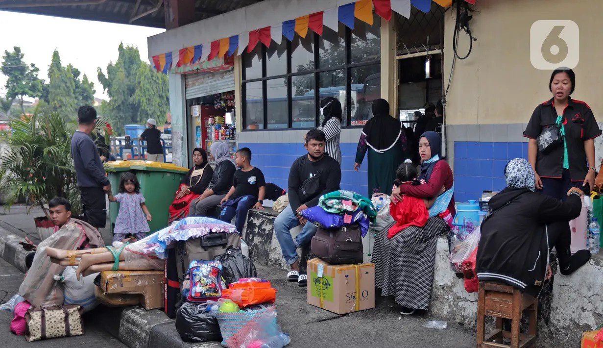 Calon penumpang menunggu pemberangkatan di Terminal Kampung Rambutan, Jakarta, Selasa (21/12/2021). Kepala Terminal Kampung Rambutan Yulza Ramadhoni mengatakan, penumpang bus meningkat 10 persen menjelang Natal 2021 dan Tahun Baru 2022. (Liputan6.com/Hermann Zakharia)